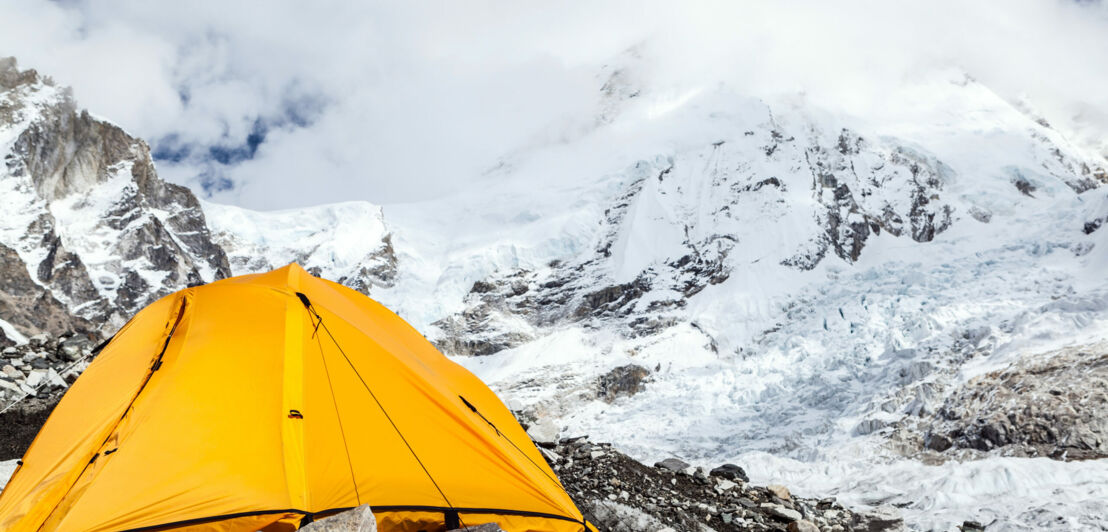 Ein gelbes Zelt vor der Kulisse des Mount Everest