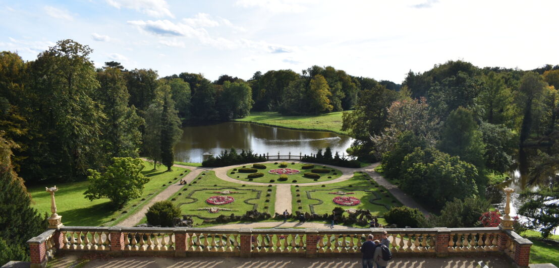 Blick auf eine große Terrasse und einen prächtigen Schlossgarten