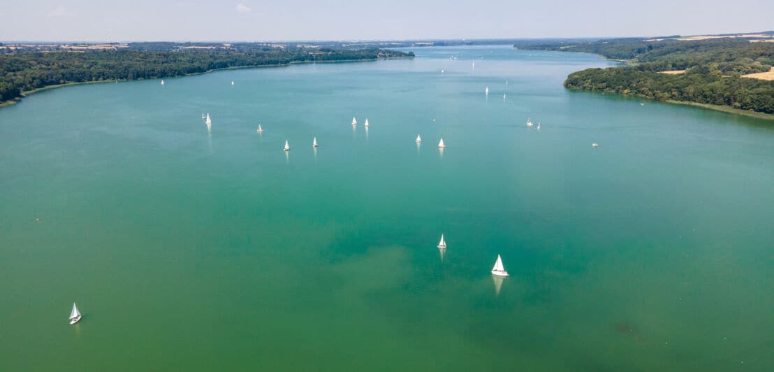 Luftaufnahme des Ratzeburger Sees mit Booten