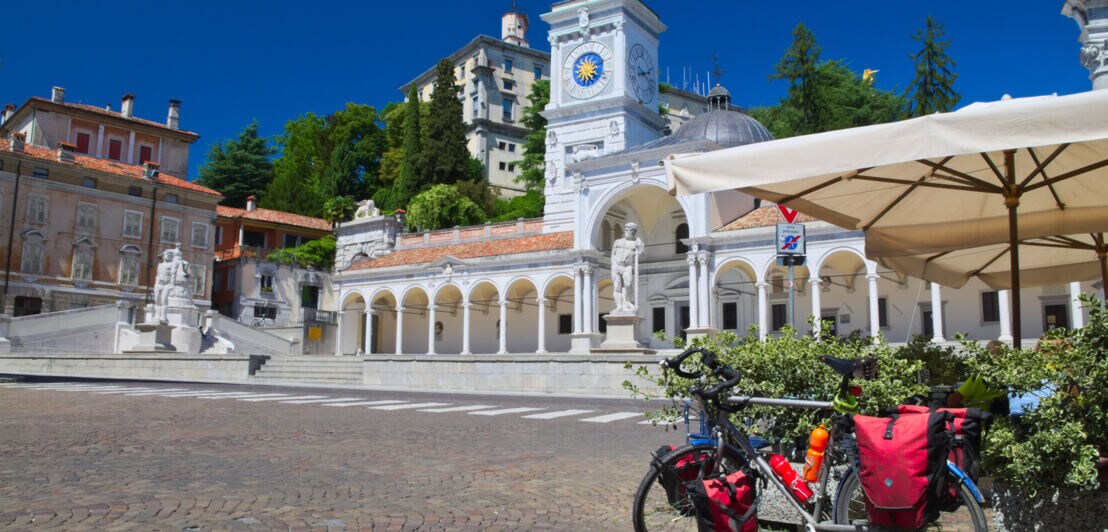 Ein Fahrrad steht auf der Piazza Libertà in Udine