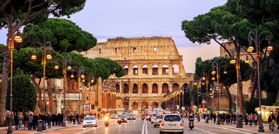 Verkehr vor dem Kolosseum in Rom