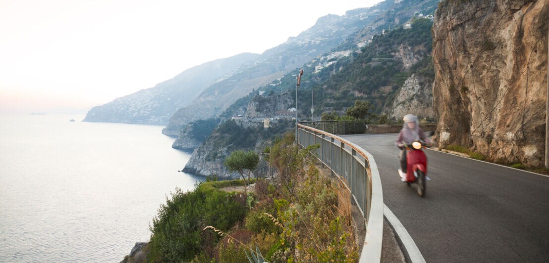 Ein Rollerfahrer an der Amalfiküste
