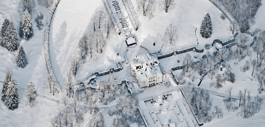 Luftbild von Schloss Linderhof im Winter