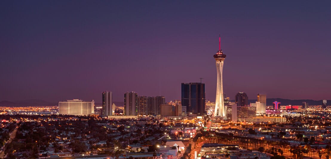 Las Vegas mit dem Stratosphere Tower in der Dunkelheit