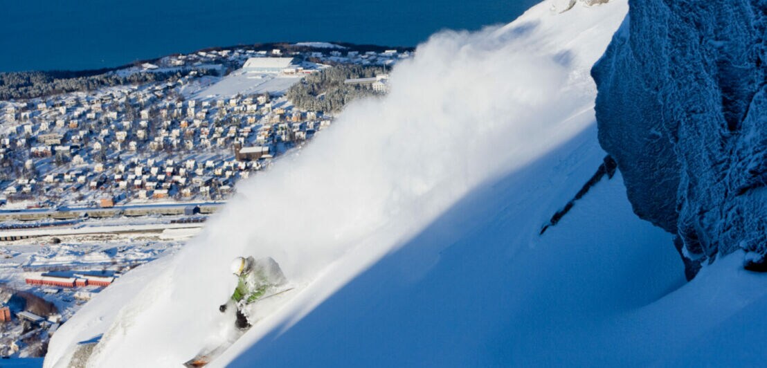 Ein Skiläufer fährt einen Berg hinab