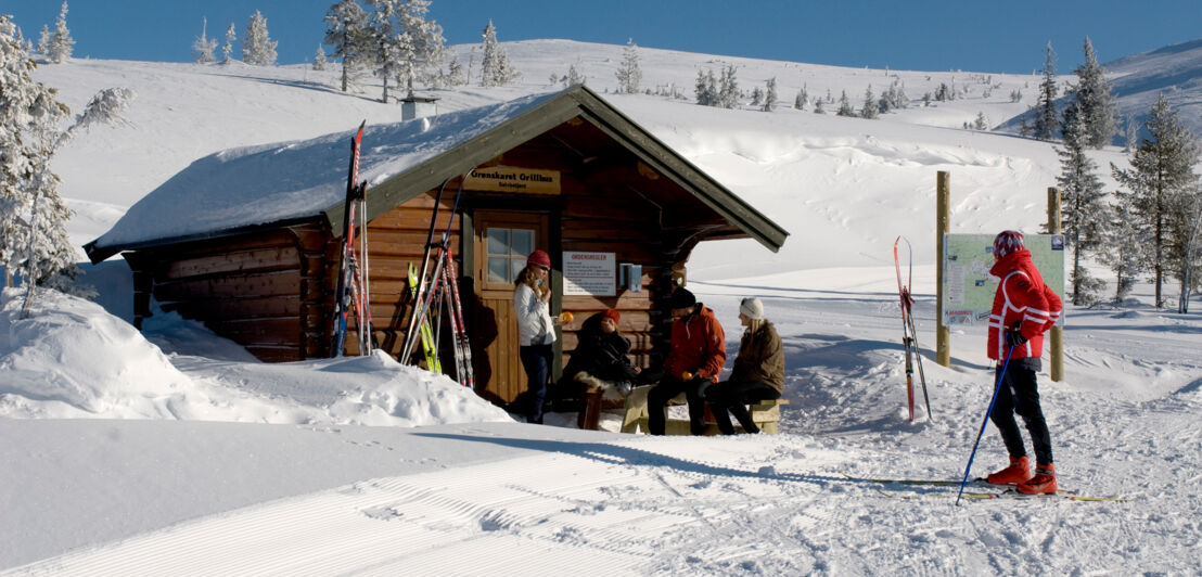 Eine Hütte mit Skifahrern