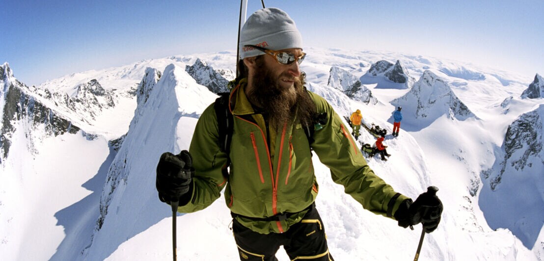 Ein Skifahrer auf einem Gipfel