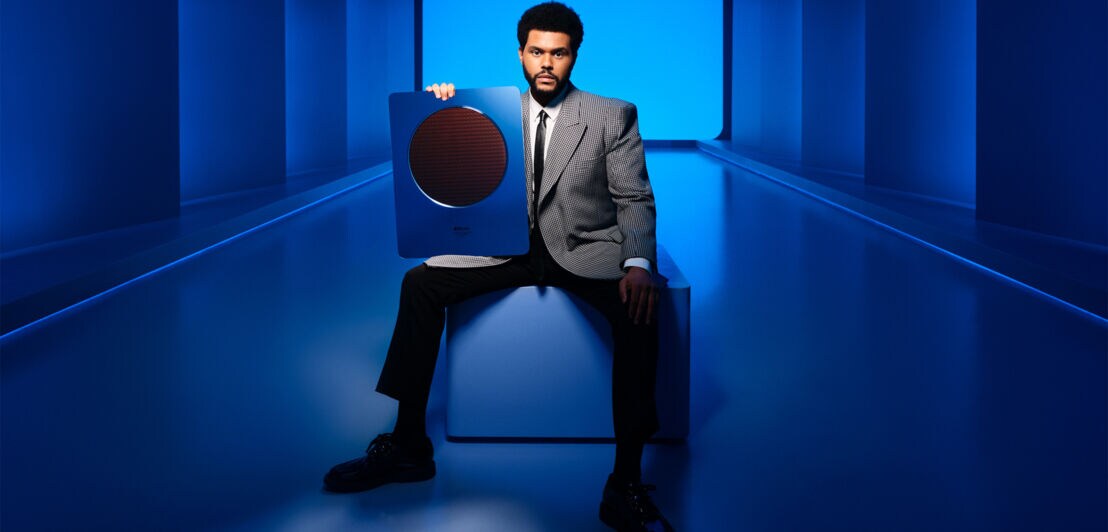 Der Sänger The Weeknd zeigt seine Auszeichnung zum Global Artist of the Year des Apple Music Awards.