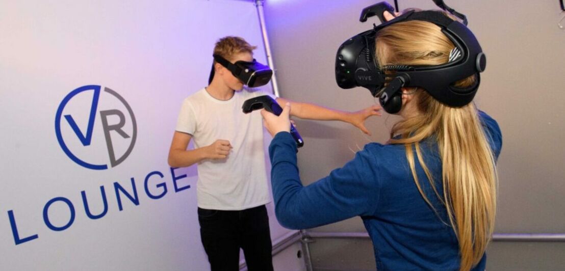 Zwei Personen mit Virtual-Reality-Brillen in einem Raum