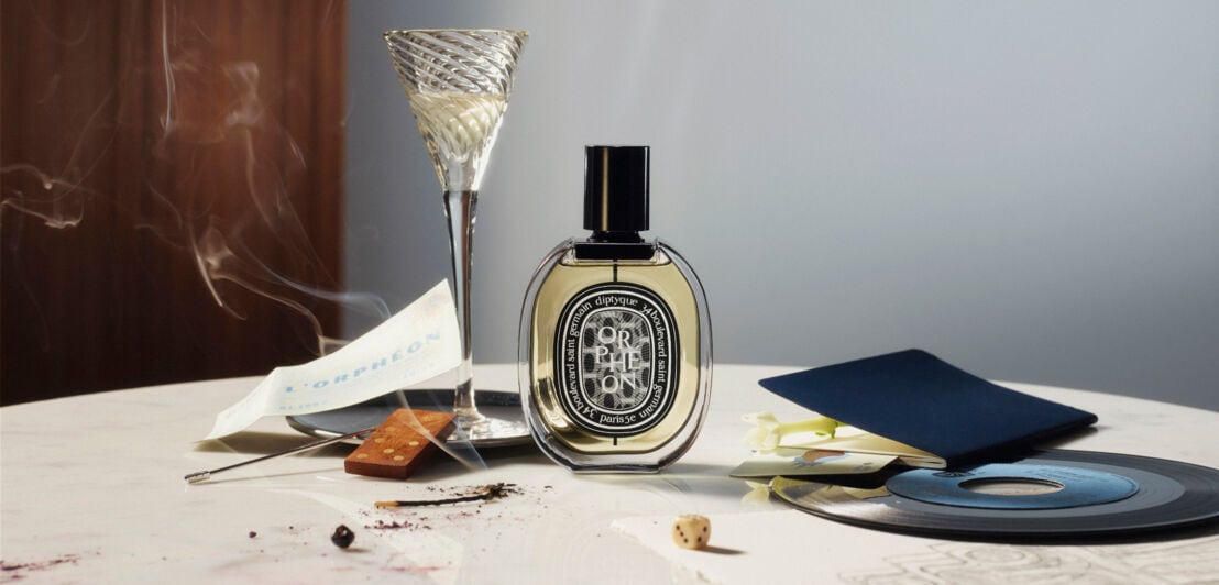 Stilleben mit dem Parfum „Orphéon“ in einem Glasflakon auf einem Tisch