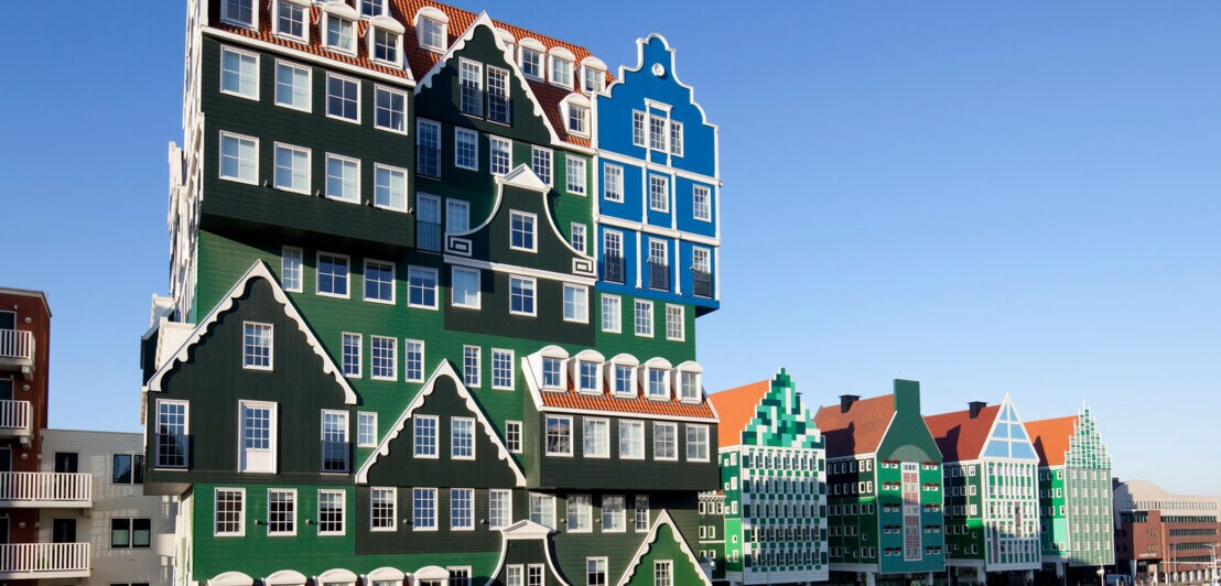 Eine große, bunte Hausfassade, zusammengesetzt aus verschiedenen kleinen Fassaden im niederländischen Häuserstil