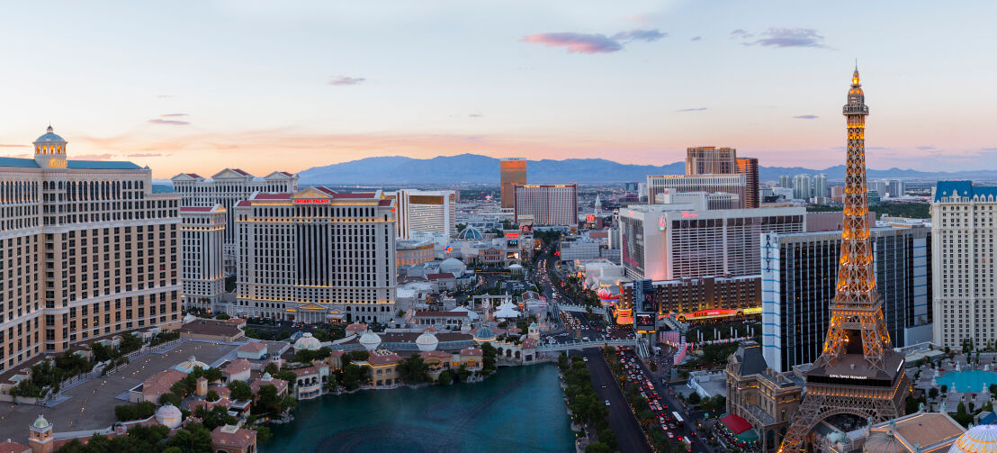 Panoramablick auf die Hotels am Las Vegas Strip mit einem See und der Eiffelturm-Nachbildung im Vordergrund