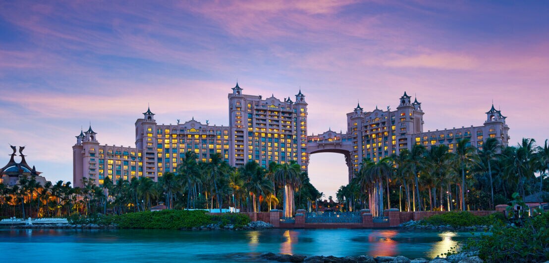 Die Gebäude des Atlantis Resorts sind mit einer Brücke verbunden.