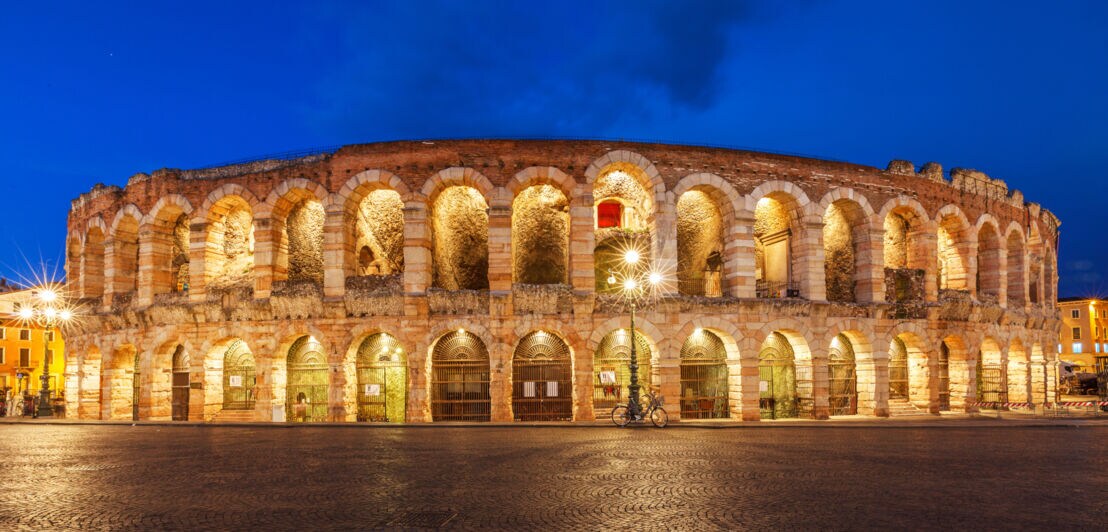 Das beleuchtete Opernhaus Arena di Verona im Abendlicht