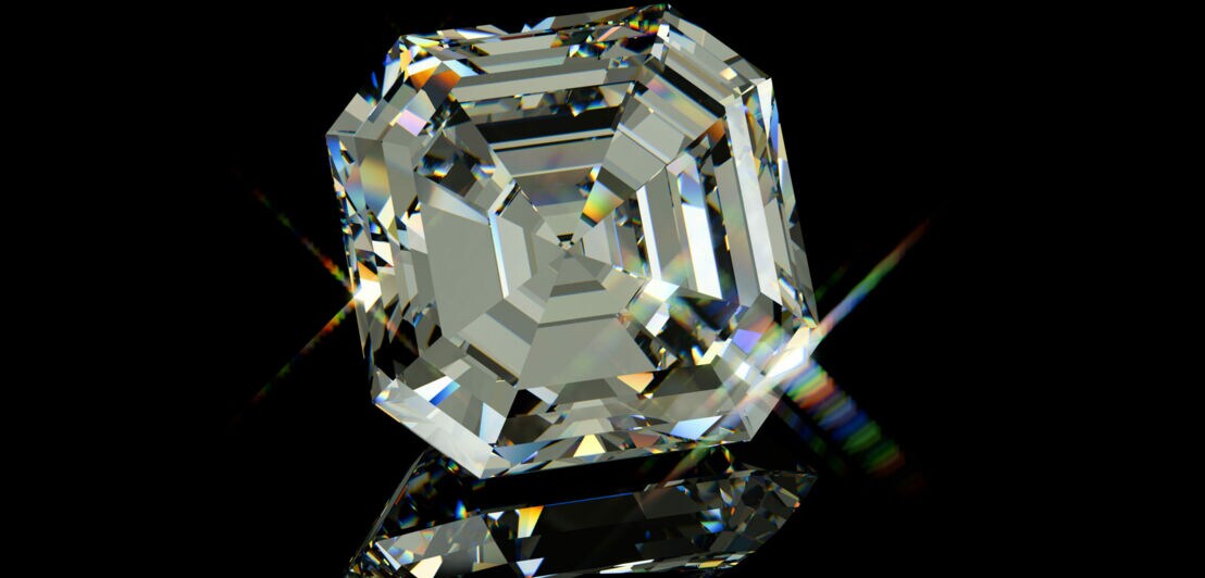 Ein quadratischer Diamant im Asscher-Schliff auf schwarzglänzenden Hintergrund.