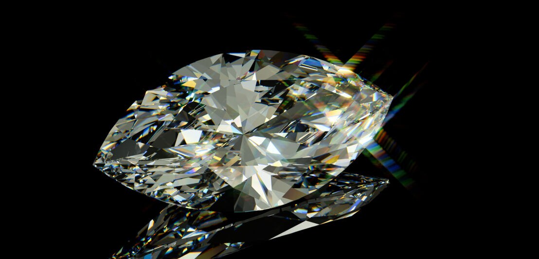 Ein Diamant mit Marquiseschliff vor schwarzem Hochglanz-Hintergrund.