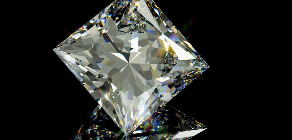 Ein quadratischer Diamant auf schwarzglänzenden Hintergrund.