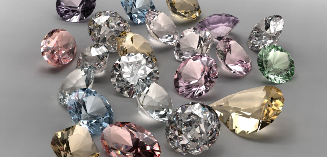 Mehrere farbige Diamanten mit unterschiedlichen Schliffen