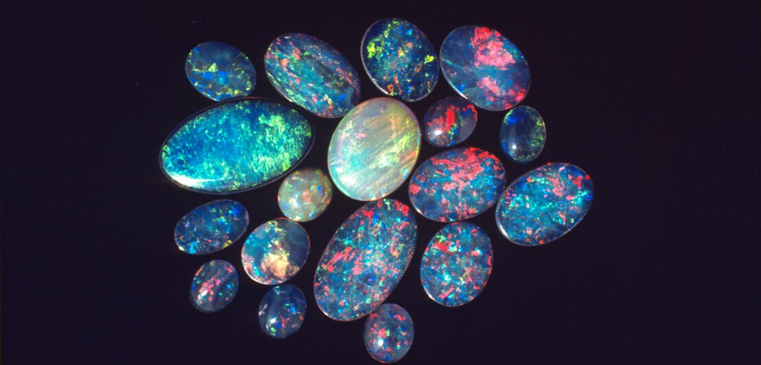Bunt schillernde Opale vor einem schwarzen Hintergrund