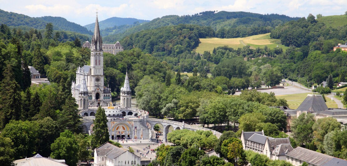 Die Rosenkranz-Basilika in dem Wallfahrtsort Lourdes in Frankreich