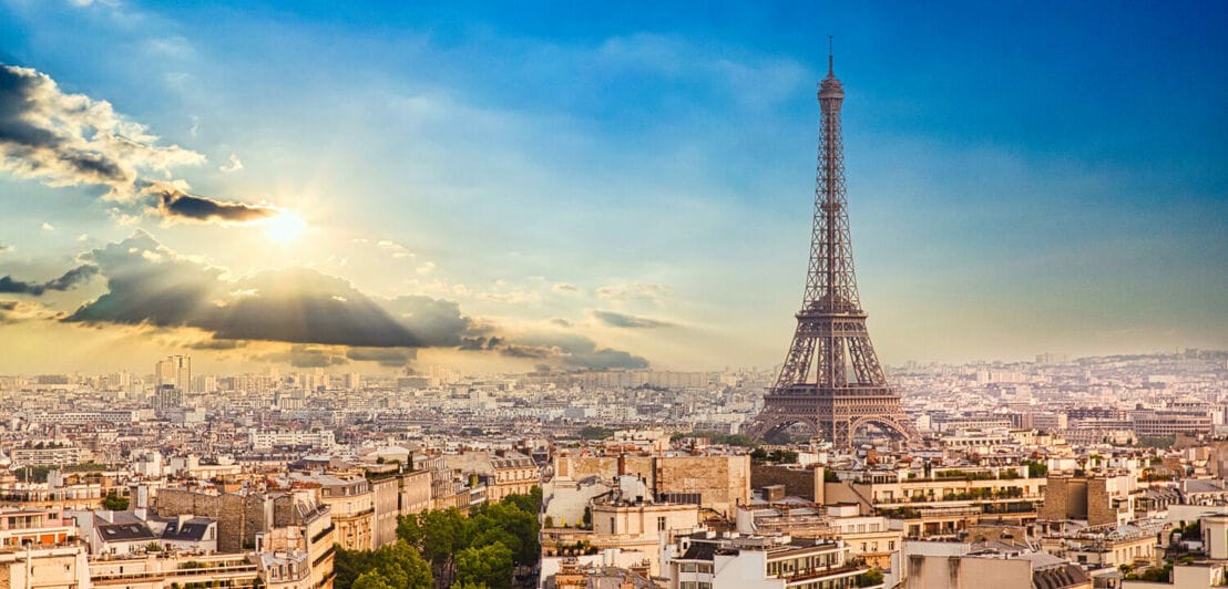 Der Eiffelturm in der Skyline von Paris bei blauem Himmel