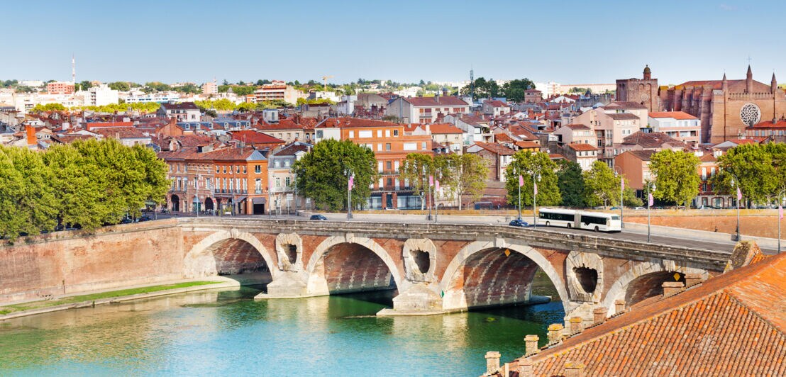 Die Brücke Pont Neuf über dem Fluss Garonne in Toulouse