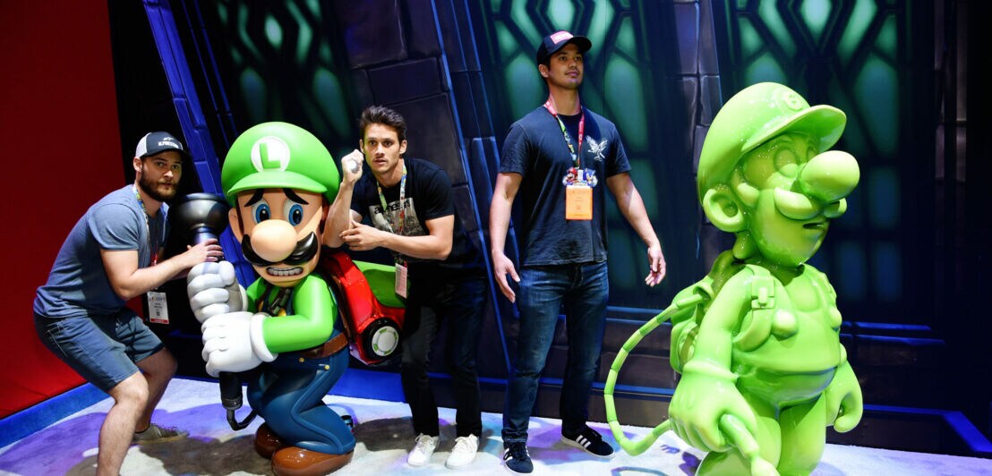 Besucher der E3 mit Nintendo Figuren