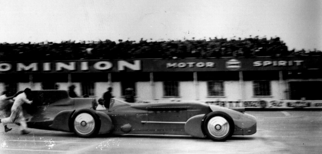 Historische Aufnahme des Rennwagens Bluebird im April 1933