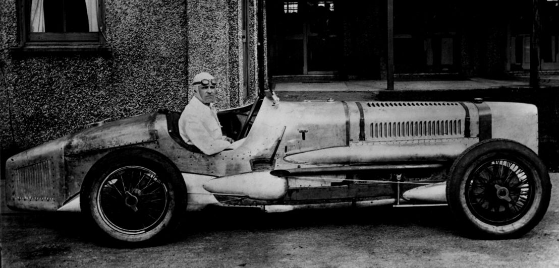 Historische Aufnahme des Rennwagenfahrers Sir Henry Segrave in seinem Wagen Sunbeam