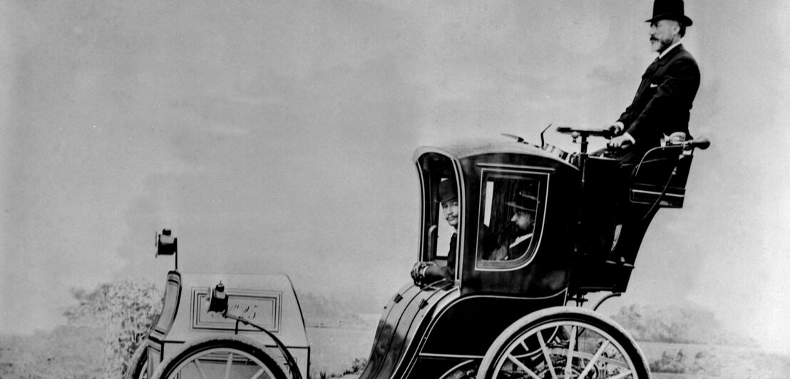 Historische Aufnahme des Autobau-Pioniers Charles Jeantaud, der über der Kabine seines Pferdewagen ähnlichem Jeantaud Cab sitzt