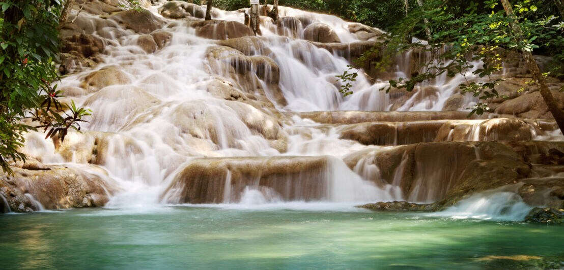 Der Wasserfall Dunn’s River Fall auf Jamaika stürzt über mehrere Steinkaskaden