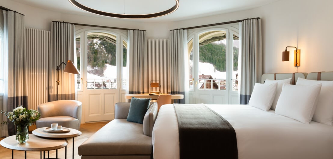 Blick in ein helles, elegantes Hotelzimmer