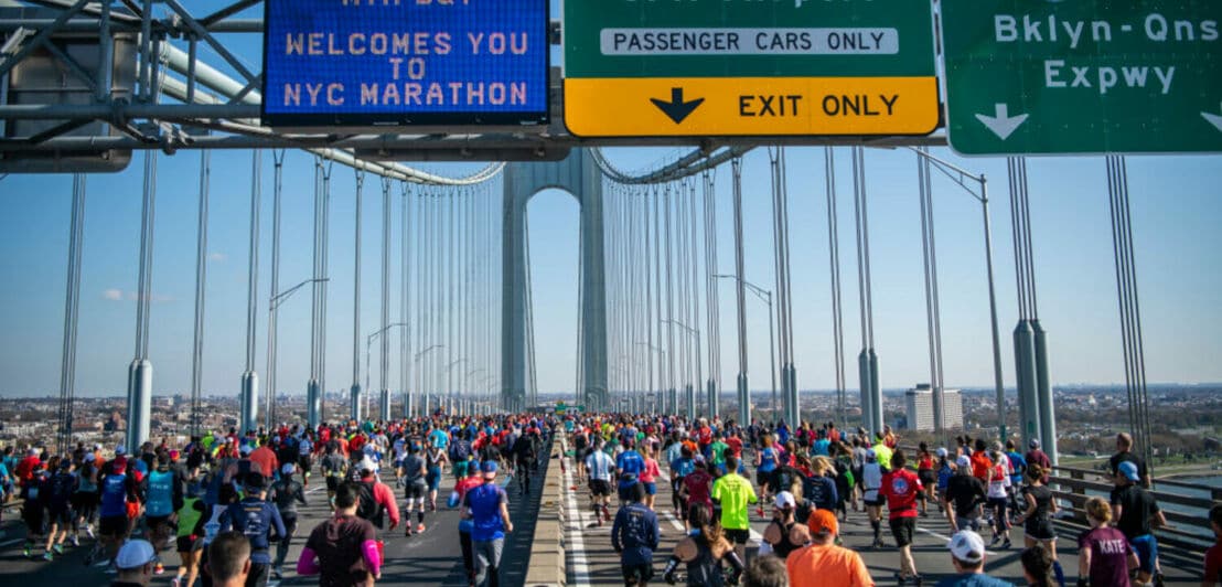 Jogger und Joggerinnen laufen über die Verrazzano-Narrows Brücke in New York City beim New York City Marathon.