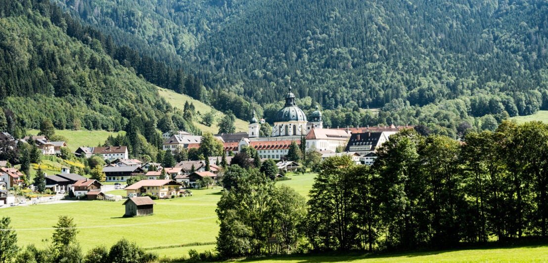 Blick auf das Ettal Kloster nahe Oberammergau in Bayern, im Hintergrund Berge