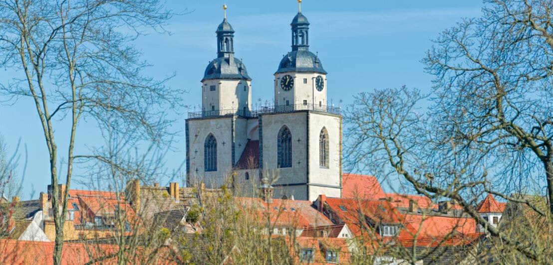 Zwei Kirchtürme über den Dächern von Wittenberge