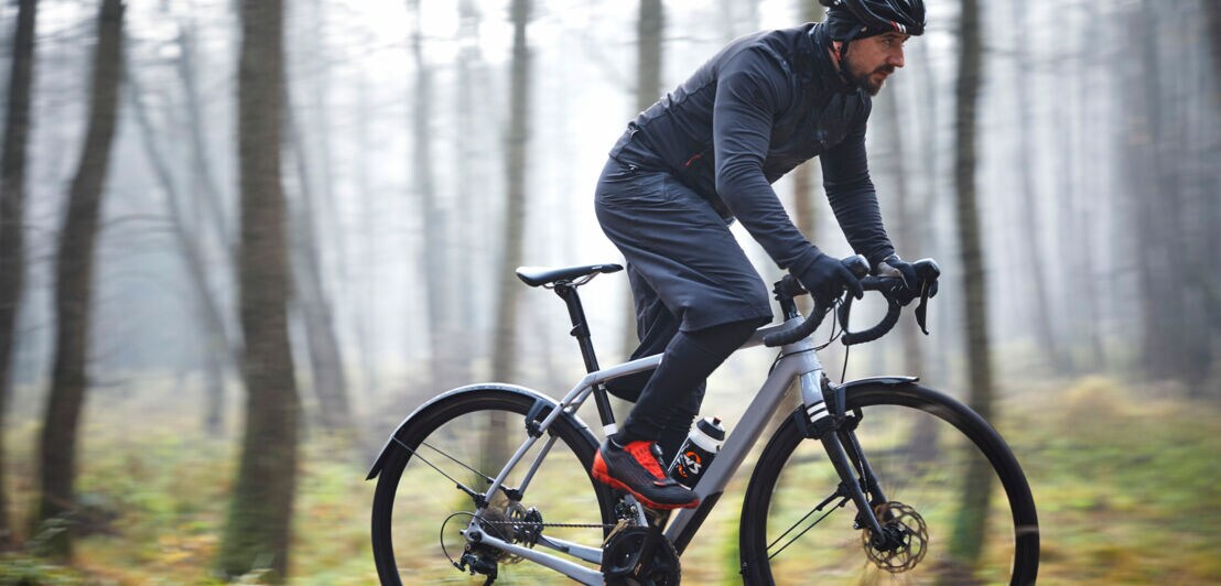 Ein Radfahrer im Wald.