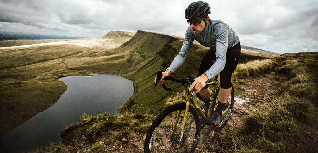 Ein Radfahrer im Gelände.