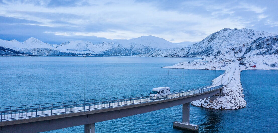 Ein Wohnmobil auf einer Brücke in Norwegen