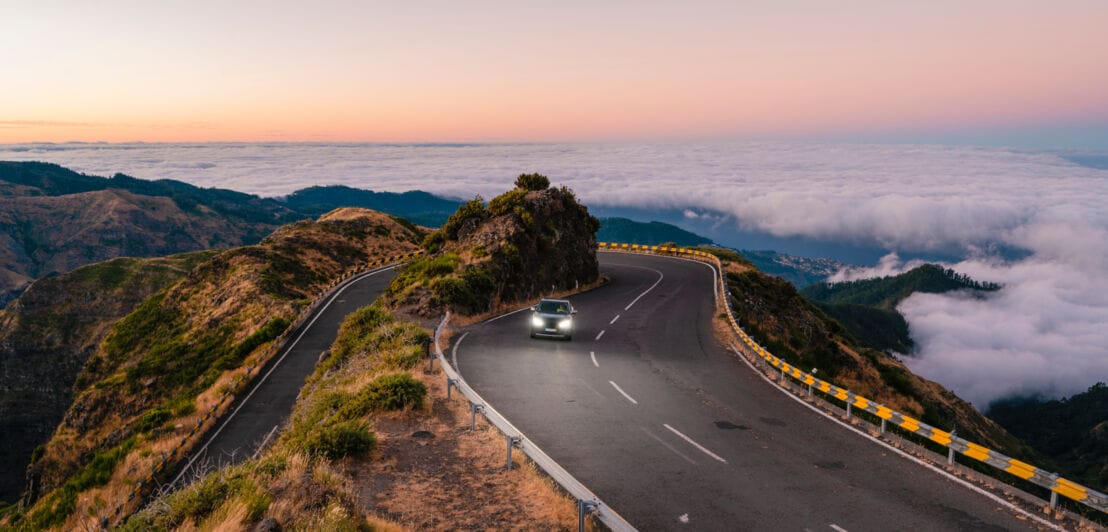 Ein Auto fährt auf einer Straße auf Madeira