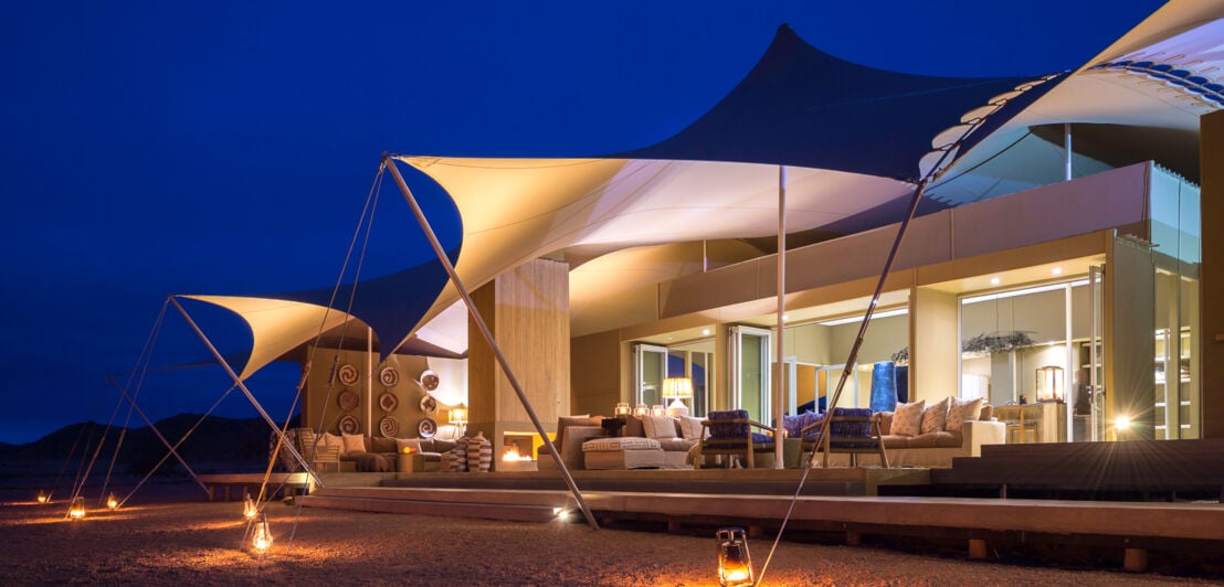 Ein Luxusapartment mit Zeltdach inmitten afrikanischer Wüste