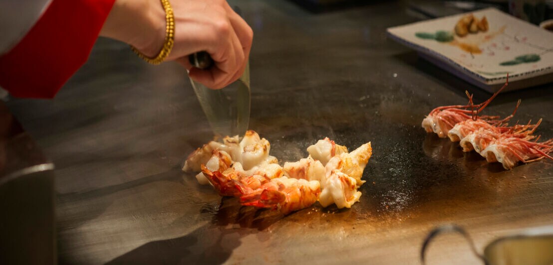 Gebratene Teppanyaki auf einer heißen Grillfläche.