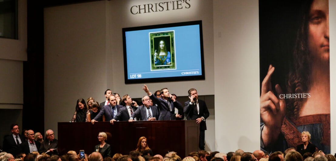 Menschenmenge im Auktionshaus Christie’s während der Versteigerung von Leonardo da Vincis Gemälde Salvator Mundi