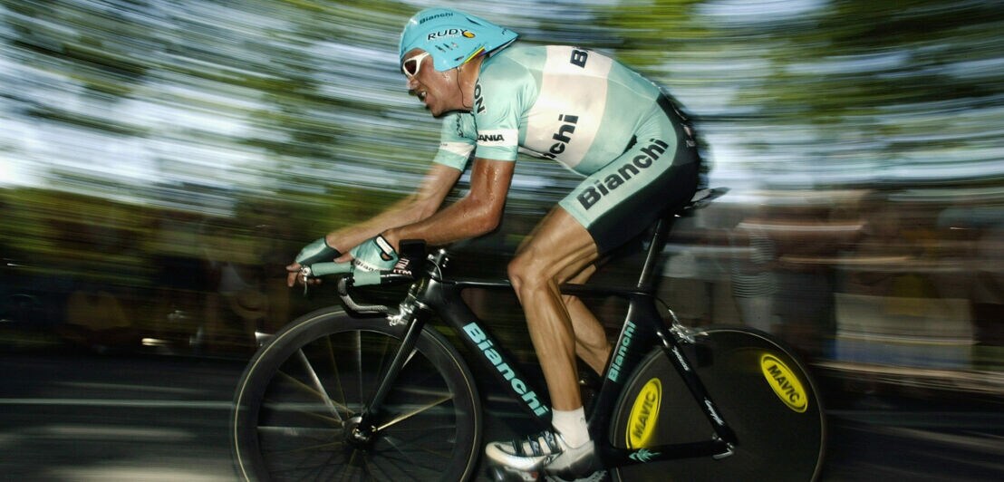Jan Ullrich auf einem Rennrad von Bianchi.