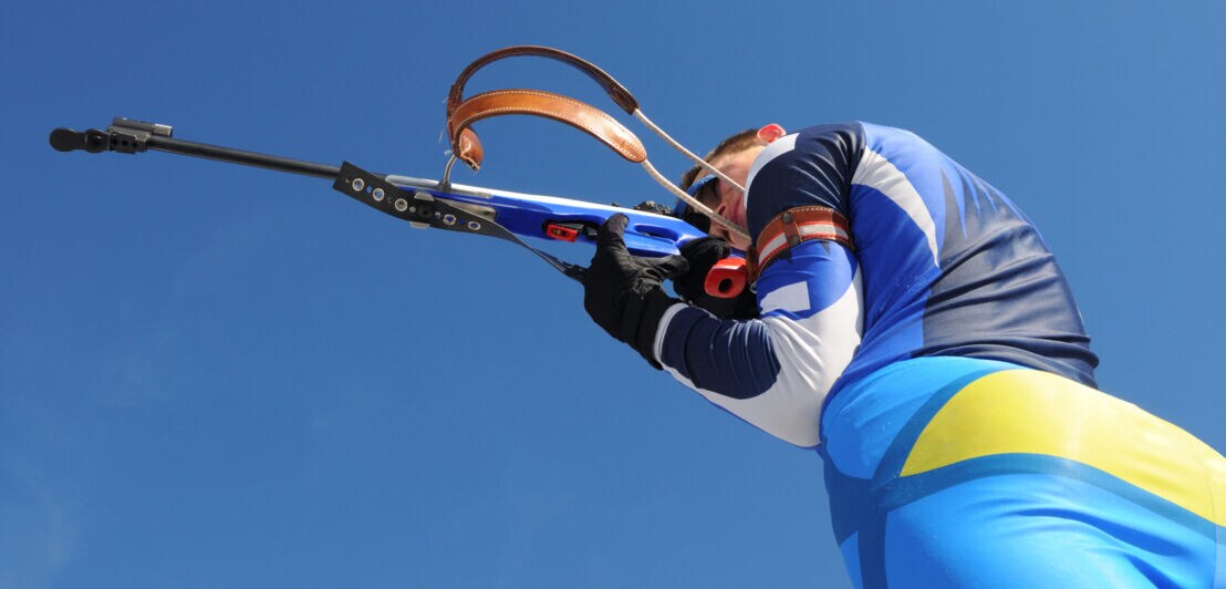 Ein männlicher Biathlon-Teilnehmer beim Schießen.