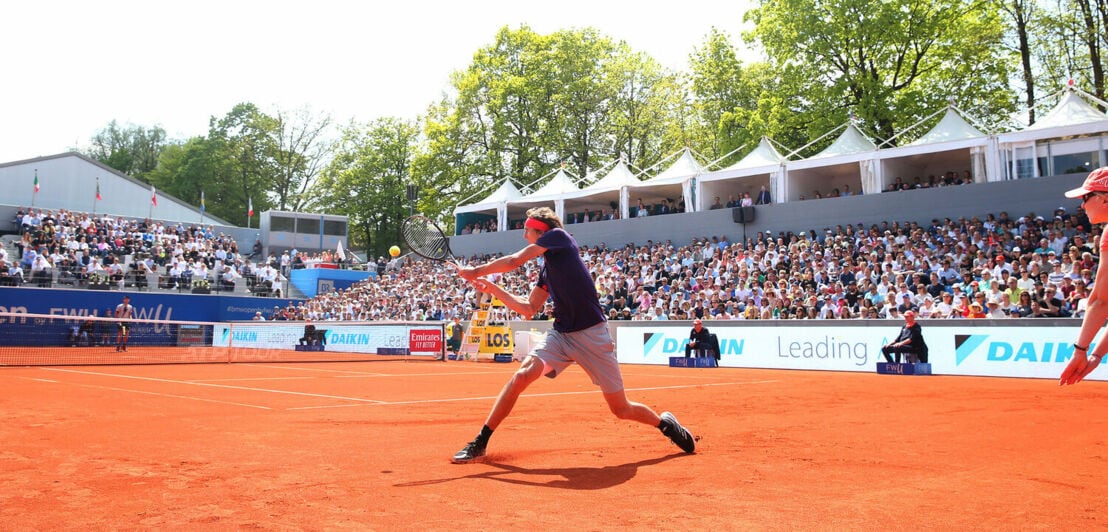 Tennisspieler Alexander Zverev auf dem Tennisplatz, im Hintergrund Zuschauer.