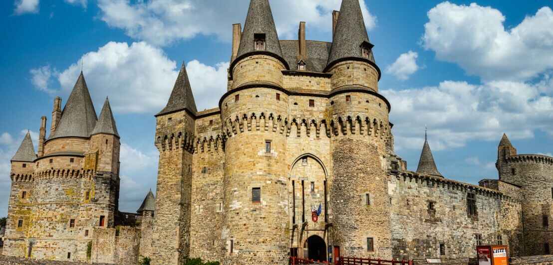 Eine Burganlage mit spitzen Türmen aus dem frühen Mittelalter