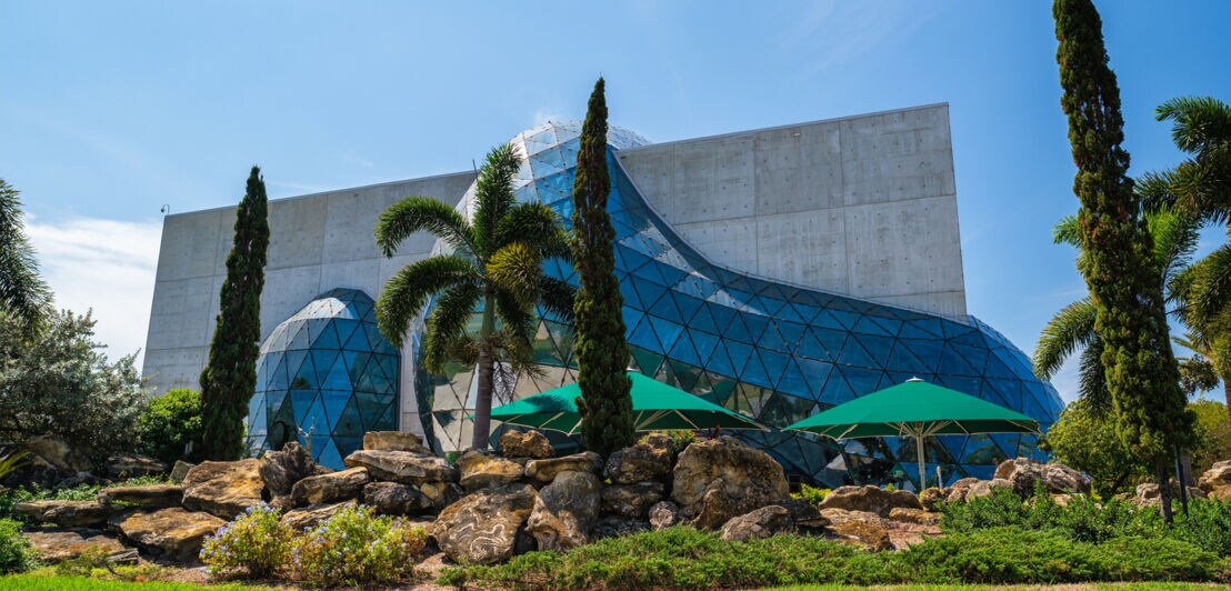 Das moderne Gebäude des Dalí Museums mit organischem Glasdach in St. Petersburg
