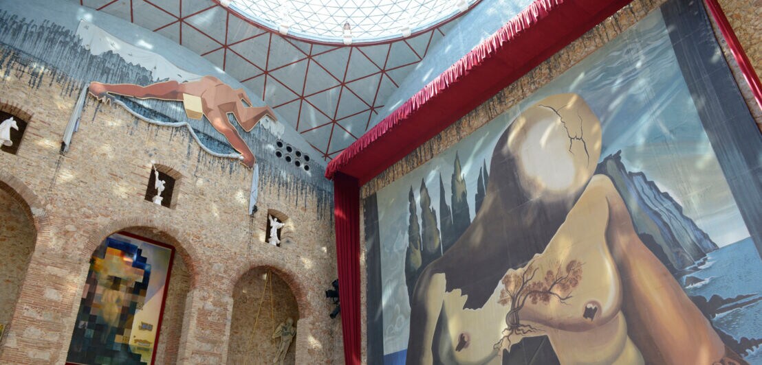Eingangshalle des Dalí-Museums mit Glaskuppel und großem Wandgemälde