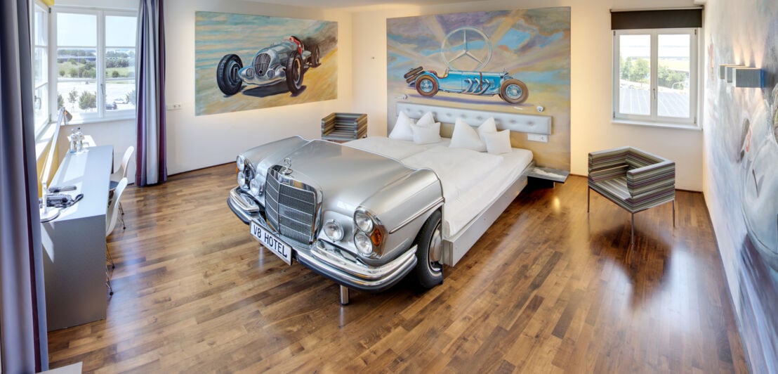 In der Mercedes-Suite im V8 Hotel ist das Bett um einen halben Mercedes erweitert.