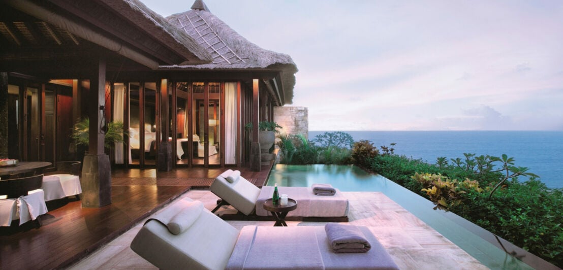 Zwei komfortable Liegen vor dem Bulgari Resort auf Bali.